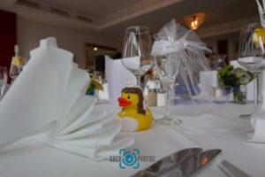 Hochzeit-Braut-Platz-Tisch-Deko-Ente-Schleier-Baer.Photos-Fotograf-Holger-Bär