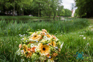 Hochzeit-Brautstraus-Blumen-Teich-Park-Baer.Photos-Fotograf-Holger-Bär