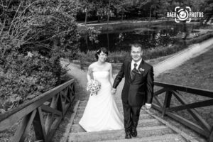 Hochzeit-Paar-Hochzeitskleid-Anzug-Treppe-Teich-Park-Braut-Bräutigam-Baer.Photos-Fotograf-Holger-Bär