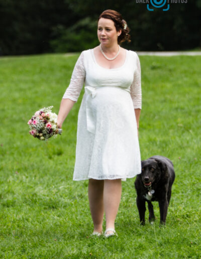 Hochzeit-Braut-Brautstrauß-Hochzeitskleid-Hund-Wiese-Spaziergang-Baer.Photos-Fotograf-Holger-Bär