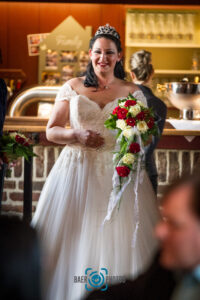 Hochzeit-Braut-Brautstrauß-Hochzeitskleid-Blumen-Rosen-Baer.Photos-Fotograf-Holger-Bär