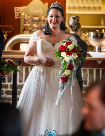 Hochzeit-Braut-Brautstrauß-Hochzeitskleid-Blumen-Rosen-Baer.Photos-Fotograf-Holger-Bär