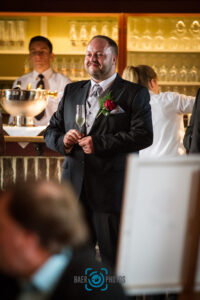 Hochzeit-Bräutigam-Ansteckblume-Rose-Anzug-Baer.Photos-Fotograf-Holger-Bär