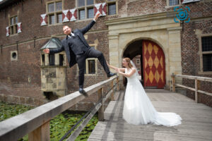 Hochzeit-Paar-Braut-Bräutigam-Burg-Schloss-Brücke-Geländer-Sturz-Panik-Spaß-Burggraben-Baer.Photos-Fotograf-Holger-Bär