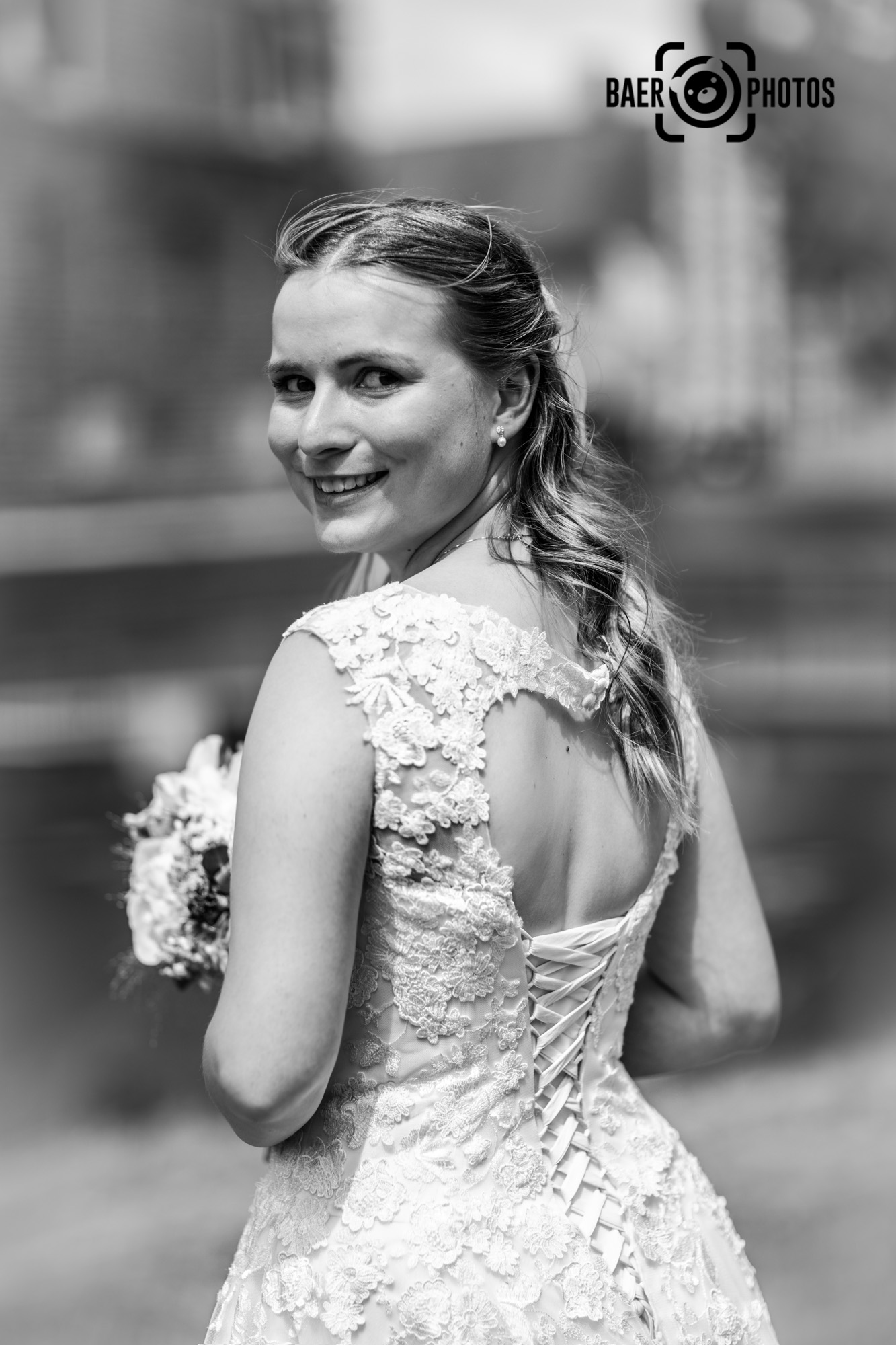 Hochzeit-Braut-Brautstrauß-Brautkleid-Hochzeitskleid-Lächeln-Herz-Baer.Photos-Fotograf-Holger-Bär