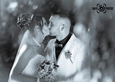 Hochzeit-Paar-Braut-Bräutigam-Brautstrauß-Sonne-Stimmung-Frisur-Brautkleid-Hochzeitskleid-Anzug-Baer.Photos-Fotograf-Holger-Bär