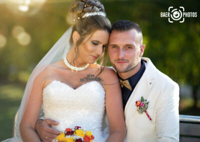 Hochzeit-Paar-Braut-Bräutigam-Brautstrauß-Sonne-Stimmung-Frisur-Brautkleid-Hochzeitskleid-Anzug-Baer.Photos-Fotograf-Holger-Bär