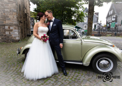 Hochzeit-Paar-Braut-Bräutigam-Brautwagen-Hochzeitswagen-Volkswagen-Käfer-Kirche-Bergisches-Land-Dorf-Schieferhäuser-Baer.Photos-Fotograf-Holger-Bär