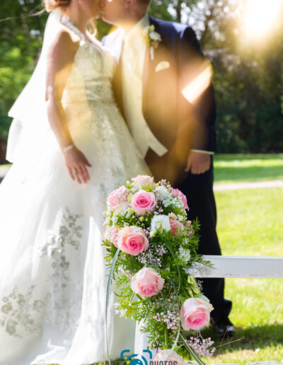 Hochzeit-Paar-Braut-Bräutigam-Kuss-Brautkleid-Hochzeitskleid-Anzug-Bank-Park-Brautstrauß-Rosen-Baer.Photos-Fotograf-Holger-Bär
