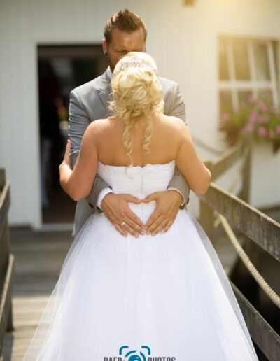 Hochzeit-Paar-Braut-Bräutigam-Kuss-Brautkleid-Hochzeitskleid-Anzug-Bank-Sonne-Brücke-Herz-Baer.Photos-Fotograf-Holger-Bär