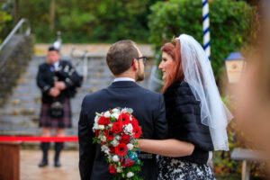 Hochzeit-Paar-Braut-Bräutigam-Kuss-Brautkleid-Hochzeitskleid-Anzug-Bank-Sonne-Brücke-Herz-Baer.Photos-Fotograf-Holger-Bär